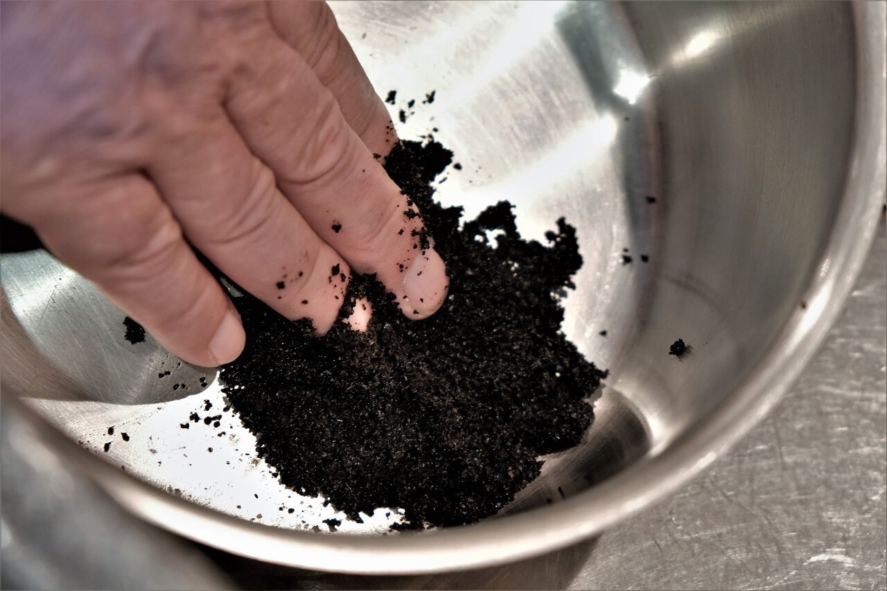 Cleaning pots with coffee grounds