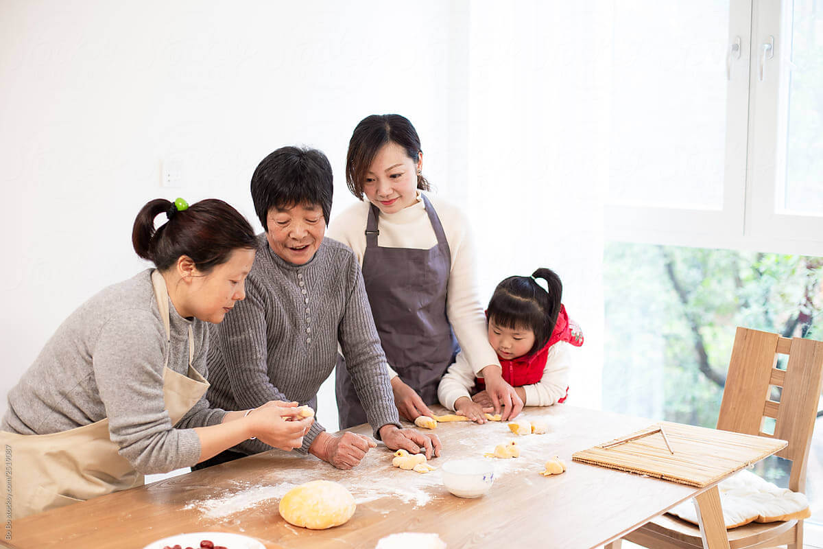 https://www.stocksy.com/2519087/happy-asian-family-making-chinese-bread-in-home